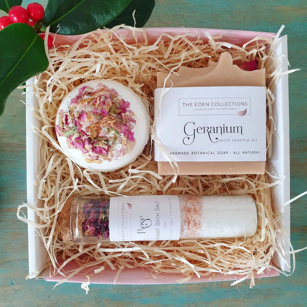 Gift Box with 1x bath bomb 1x soap 1x 65g bath salt